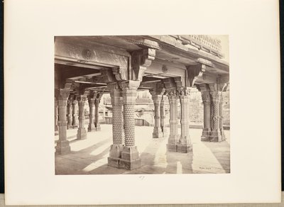 Futtypore Sikri; gesneden pilaren in de Panch Mehal door Samuel Bourne