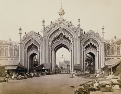 Poort van de Hoospinbad Bazaar door Samuel Bourne