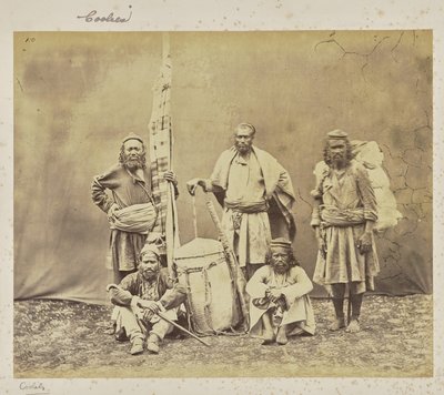 [Bergarbeiders in Shimla met Khiltas en Dandy]. door Samuel Bourne