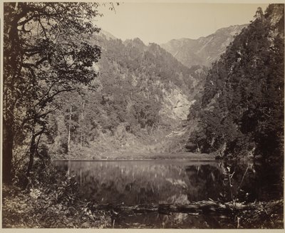 Klein meer in de bergen door Samuel Bourne