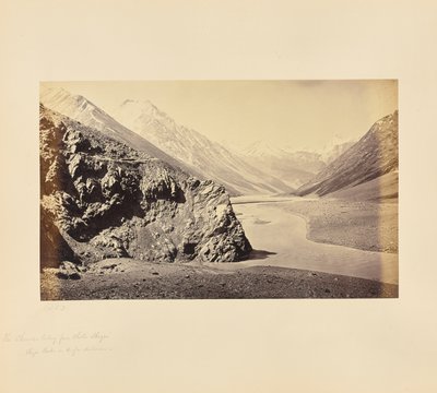 De Chandra-vallei vanuit Chota Shigri - Shigri-pieken in de verte door Samuel Bourne