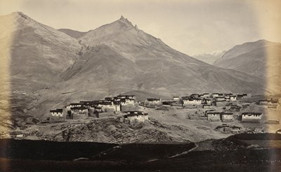 Het dorp Kibber, Spiti, met Chikkim in de verte door Samuel Bourne