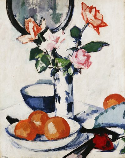 Roze en mandarijnrozen in een blauw-witte beker vaas met sinaasappels in een kom en een zwarte waaier, ca. 1924 door Samuel John Peploe