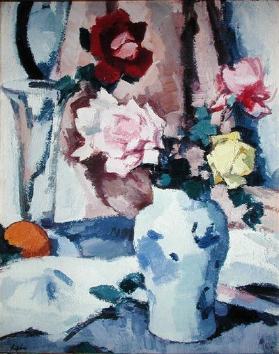Rozen in een blauw-witte vaas door Samuel John Peploe