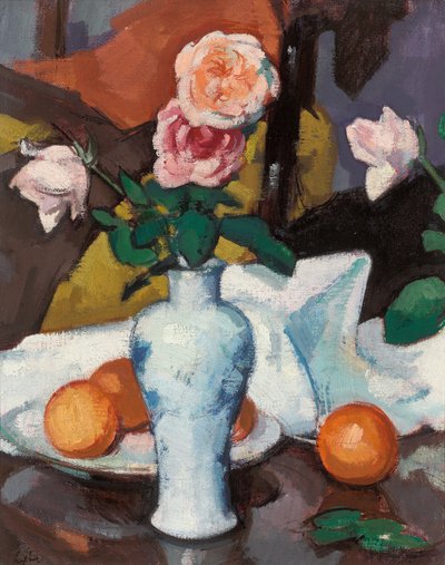Rozen in een vaas met sinaasappels en een wit tafelkleed door Samuel John Peploe