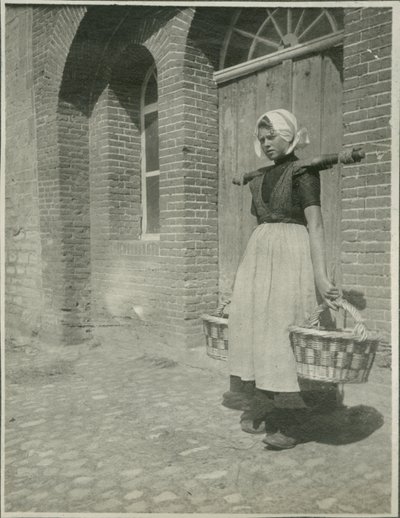 Vrouw met twee manden, Foto van Reizen in Europa en Noord-Afrika door Sarah Van Doren Shaw
