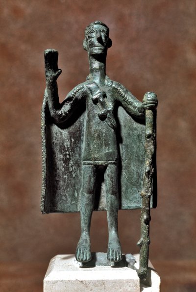 Nuragische cultuur (nuraghi) Sardinië: bronzen beeldje van reiziger met een stok en bedekt met een cape. 8e-7e eeuw v.Chr. Cagliari, Museo Nazionale Archeologico, Sardinië, Italië door Sardinia Nuragic Civilization