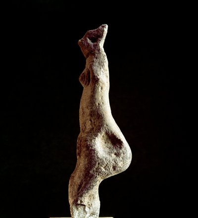 Nuragische cultuur (nuraghi) Sardinië: kalkstenen beeldje van Venus steatopigic (onderrugvorm) (Venus van Macomer), afkomstig uit Macomer, nabij Nuoro. Datering uit de prenuragische periode (25e-18e eeuw v.Chr.) Eneolithicum. Cagliari, Museo Nazionale Arch door Sardinia Nuragic Civilization