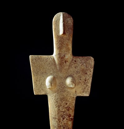 Nuragische cultuur (nuraghi) Sardinië: kalkstenen beeldje van moedergodin, Cycladisch type idool, uit Senorbi (Trexenta Regio) daterend uit de prenuragische periode (20e eeuw v.Chr.) Eneolithisch. Dim. 42 cm Cagliari, Museo Nazionale Archeologico, Sardinië door Sardinia Nuragic Civilization