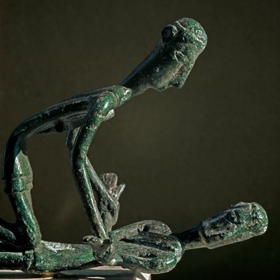 Nuragische cultuur (nuraghi) Sardinië: gebeeldhouwde groep bronzen worstelaars. Van de berg Arcosu. 8e-7e eeuw v.Chr. Cagliari, Museo Nazionale Archeologico, Sardinië, Italië door Sardinia Nuragic Civilization