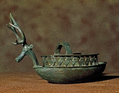 Nuragische cultuur: bronzen sculptuur in de vorm van een boot met figuren van een hertenkop. 8e-7e eeuw v.Chr. door Sardinia Nuragic Civilization