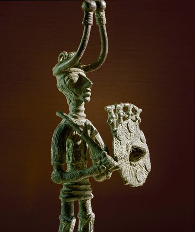 Nuragische cultuur (nuraghi) Sardinië: beeldje van een krijger met een schild en een bronzen zwaard. 8e-7e eeuw v.Chr. Cagliari, Museo Nazionale Archeologico, Sardinië, Italië door Sardinia Nuragic Civilization