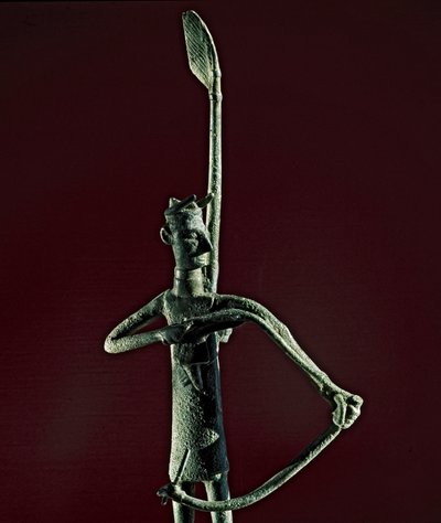Nuragische cultuur (nuraghi) Sardinië: beeldje van een krijger die een bronzen boog trekt. 8e-7e eeuw v.Chr. Cagliari, Museo Nazionale Archeologico, Sardinië, Italië door Sardinia Nuragic Civilization