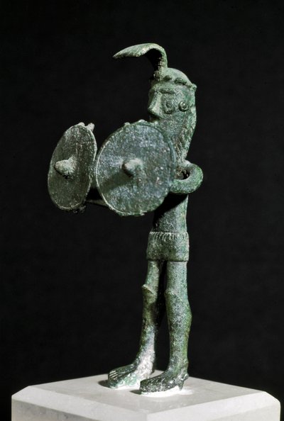 Nuragische cultuur (nuraghi) Sardinië: beeldje van een demonisch wezen gewapend met een dubbel schild in brons door Sardinia Nuragic Civilization