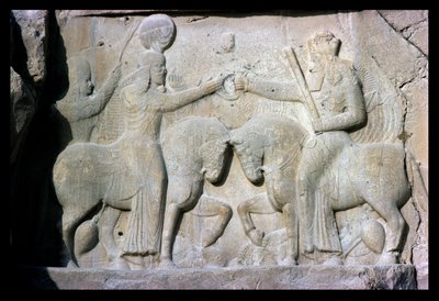 Reliëf met de inhuldiging van koning Ardashir I, stichter van het Sassanidische rijk in het oude Perzië door Sasanian