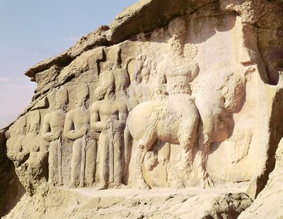 Rotsreliëf met Shapur I (AD 241-272) en zijn familie met heraldische emblemen op hun hoeden door Sasanian