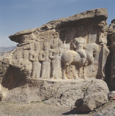 Rotsreliëf met Shapur I (AD 241-72) en zijn familie met heraldische emblemen op hun hoeden, met een drietalige inscriptie op het paard in het Grieks, Parthisch en Midden-Perzisch door Sasanian