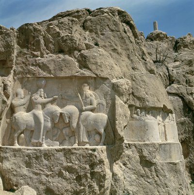 Twee bas-reliëfs, links met de investituur van Bahram I (r.273-74) en rechts Bahram II (r.273-93) met zijn familie, tweede helft van de 3e eeuw door Sasanian
