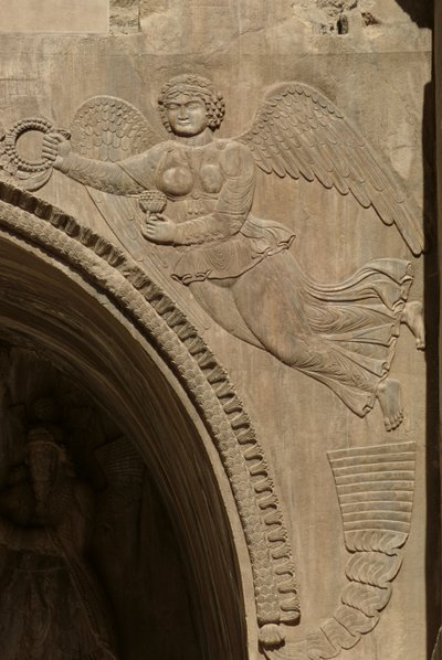 Genius met een schaal fruit, symboliserend overvloed, van een spandrel van een aivans, 590-628 door Sasanian School