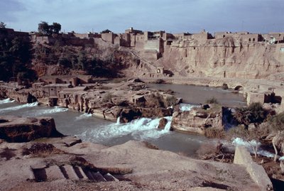 Resten van het Sika brug-dam-waterwegcomplex aan de Gar-Gar rivier met de stad Shushtar op de achtergrond door Sasanian School