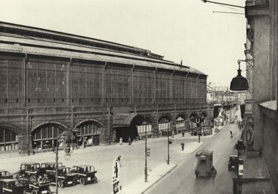 Berlijn: Station Friedrichstrasse (zwart-wit foto) door Sasha Stone