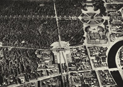 Berlijn: Brandenburger Tor gezien vanuit een vliegtuig (zwart-wit foto) door Sasha Stone