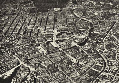 Berlijn: De stad gezien vanuit een vliegtuig (zwart-wit foto) door Sasha Stone