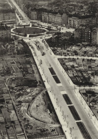 Berlijn: Reichsstrasse, Reichskanzlerplatz (zwart-wit foto) door Sasha Stone