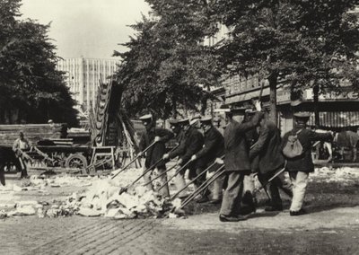 Berlijn: Straatvegers op de Wittenberg Platz door Sasha Stone