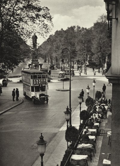 Berlijn: Tiergarten, Kemper-Platz (zwart-wit foto) door Sasha Stone