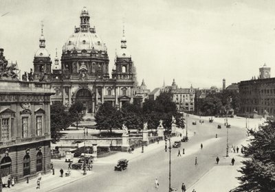 Berlijn: Voor de Schlossbrücke (zwart-wit foto) door Sasha Stone