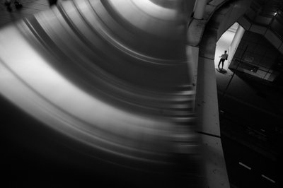 Gebogen tunnelvorm door Satoshi Hata