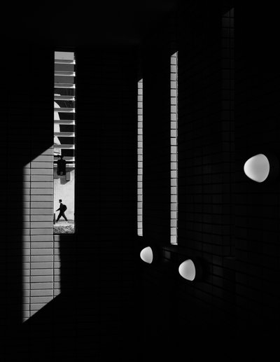 Man in schaduw en licht door Satoshi Hata