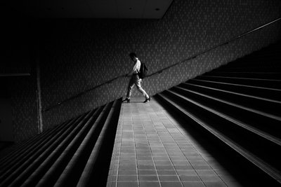Man op een geometrische trap door Satoshi Hata