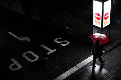 Nachtwandeling met rode paraplu’s door Satoshi Hata