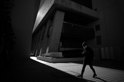 Stedelijk pad in het licht door Satoshi Hata