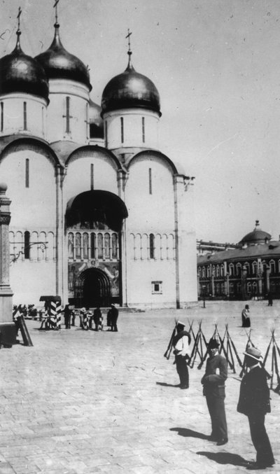 De Kathedraal van de Ontslapenis in het Kremlin van Moskou, Rusland, 1883 door Scherer Nabholz and Co