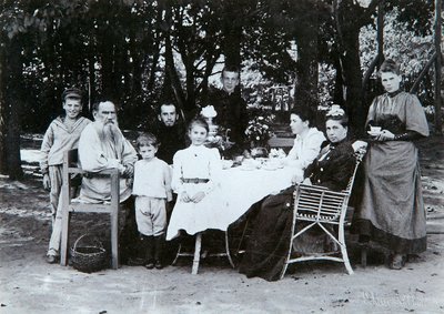 De familie van de Russische auteur Leo Tolstoy, eind 19e of begin 20e eeuw door Scherer Nabholz and Co