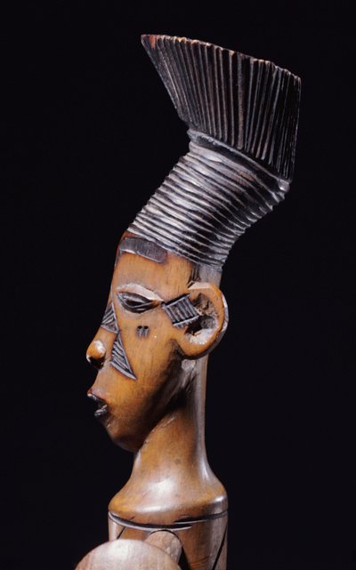 Detail van een fijne Magbetu harp die de kop finaal in profiel afbeeldt door School African