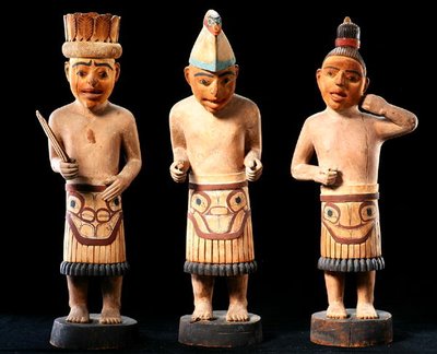 Drie sjamanenfiguren door School American