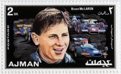 Emiraten Arabische Eenheden postzegel met Nieuw-Zeelandse autocoureur Bruce McLaren (1937-1970) door School Arabic