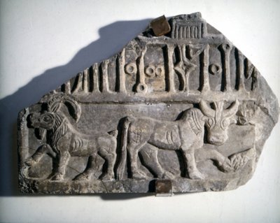 Zuid-Arabische kunst: bas-reliëf met schrift dat dieren afbeeldt. Museo Nazionale Romano, Rome. door School Arabic