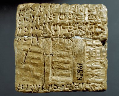 Assyrische beschaving: gegraveerde doos met spijkerschrifttekens over de productie van twee zilvermijnen. Istanboel, Archeologisch Museum door School Assyrian