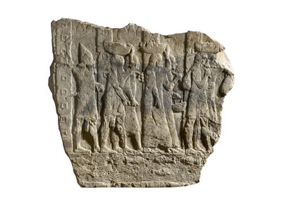 Fragment van Assyrisch reliëf met soldaten die buit en gevangenen uit Babylon begeleiden door School Assyrian