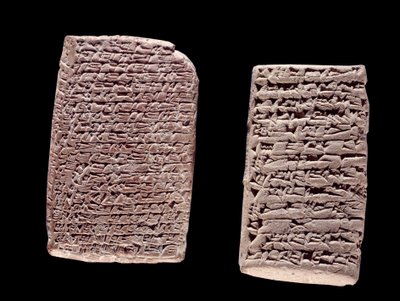 Mesopotamië: Assyrische tabletten (links) van een handelscontract (19e of 18e eeuw v.Chr.) en Babylonische tabletten (rechts) van een koopcontract van een huis (tussen de 20e en 16e eeuw v.Chr.) gegraveerd met inscriptie in spijkerschrift door School Assyrian