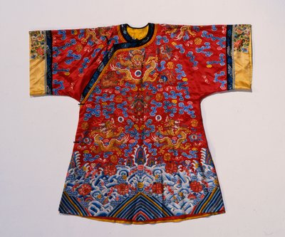 Een semi-formele mantel van rood satijn geborduurd met zijde en goud draad met draken te midden van scrollende wolken boven een turbulente zee golf rand door School Chinese