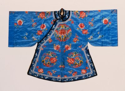 Een informele japon van vergeet-mij-niet-blauwe satijn, geborduurd met zijden pioenrozen en vlinderrondellen verspreid met lotus bloemen, perziken en andere fruit en bloemen door School Chinese