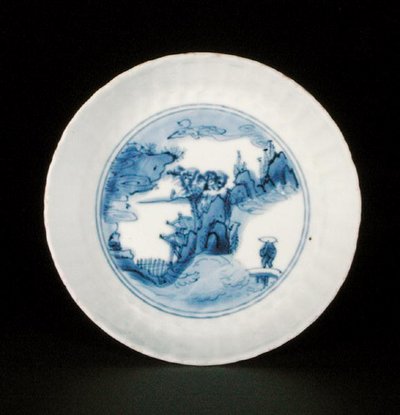 Blauw-witte kraak schotelschaal geschilderd met een figuur in een landschap, Egret mark, Wanli of Tianqi door School Chinese