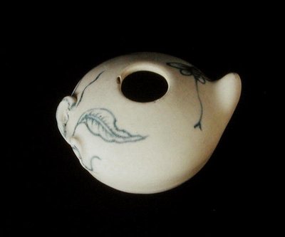 Blauw-witte waterpot in de vorm van een perzik, uit Annan door School Chinese