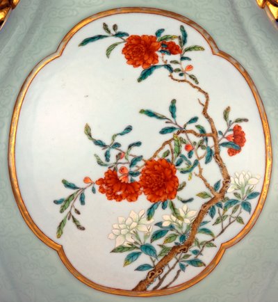 Detail van een fijne en zeer zeldzame famille rose celadon-grond vaas met een vergulde omlijnde email van Prunus en Rozen door School Chinese